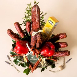 klobásová kytice, jedlá kytice pro muže, dárky pro fajnšmekry, klobasove-kytice.cz, Čabajkáč Luxmix, kytice z uzenin a sýrů, luxusní dárek k narozeninám Brno