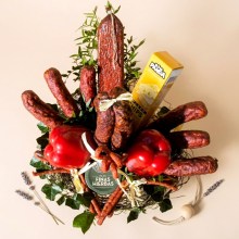 klobásová kytice, jedlá kytice pro muže, dárky pro fajnšmekry, klobasove-kytice.cz, Čabajkáč Luxmix, kytice z uzenin a sýrů, luxusní dárek k narozeninám Brno