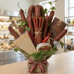 Gurmánská jedlá kytice s velkým kusem parmezánu, výběrovými klobásami, česnekem a čokoládou.