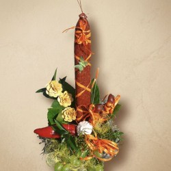 Elegantní klobásová kytice pro muže s motýlkem, výběrovými klobáskami a čerstvou zeleninou.